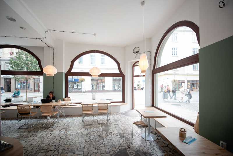 Muž s batohem fotí v přírodě