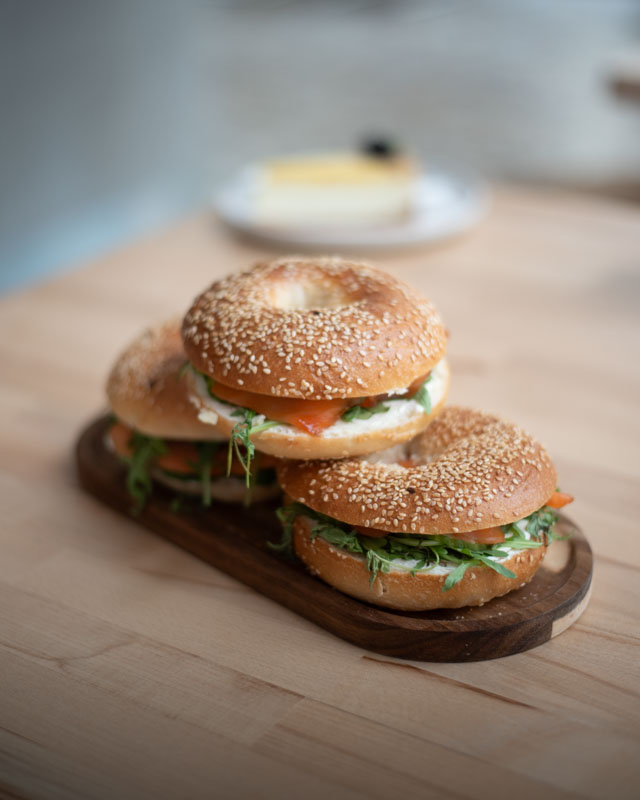 Muž na nástupišti sleduje přijíždějící vlak