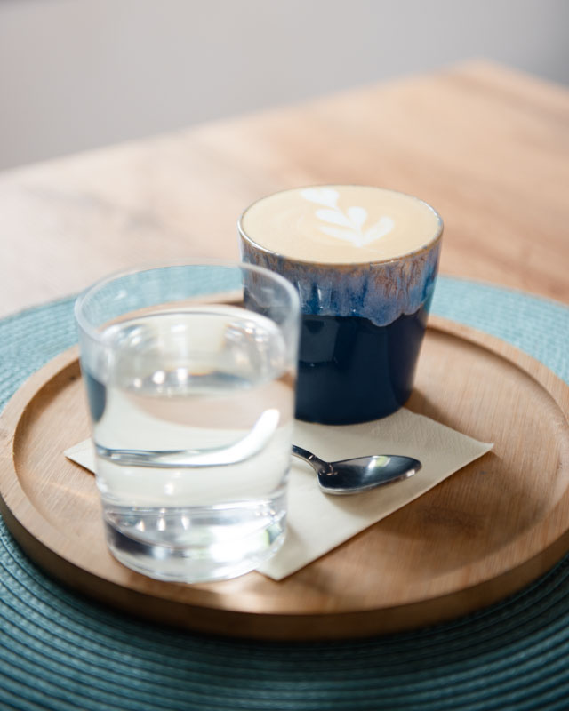 Muž opřený o zárubeň u staré cihlové budovy