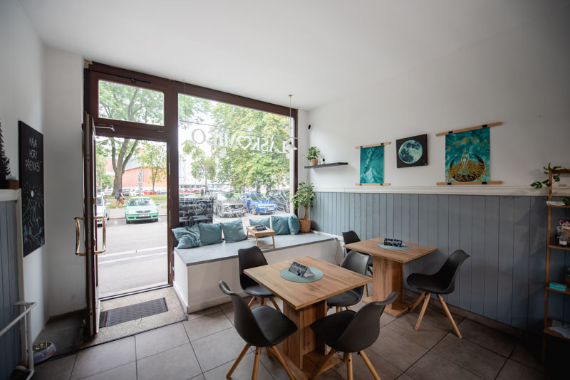 Žena na palubě lodi pije a hledí na moře