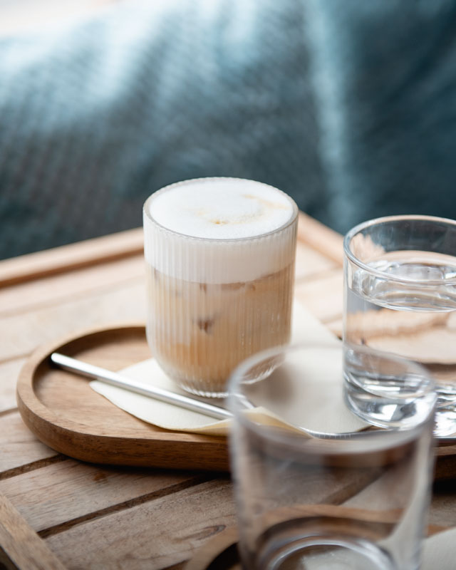 Muž ve flanelové košili u zdi s graffiti