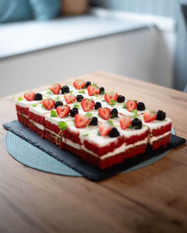 Muž s bílou košilí a vousy v kreativní dvojexpozici